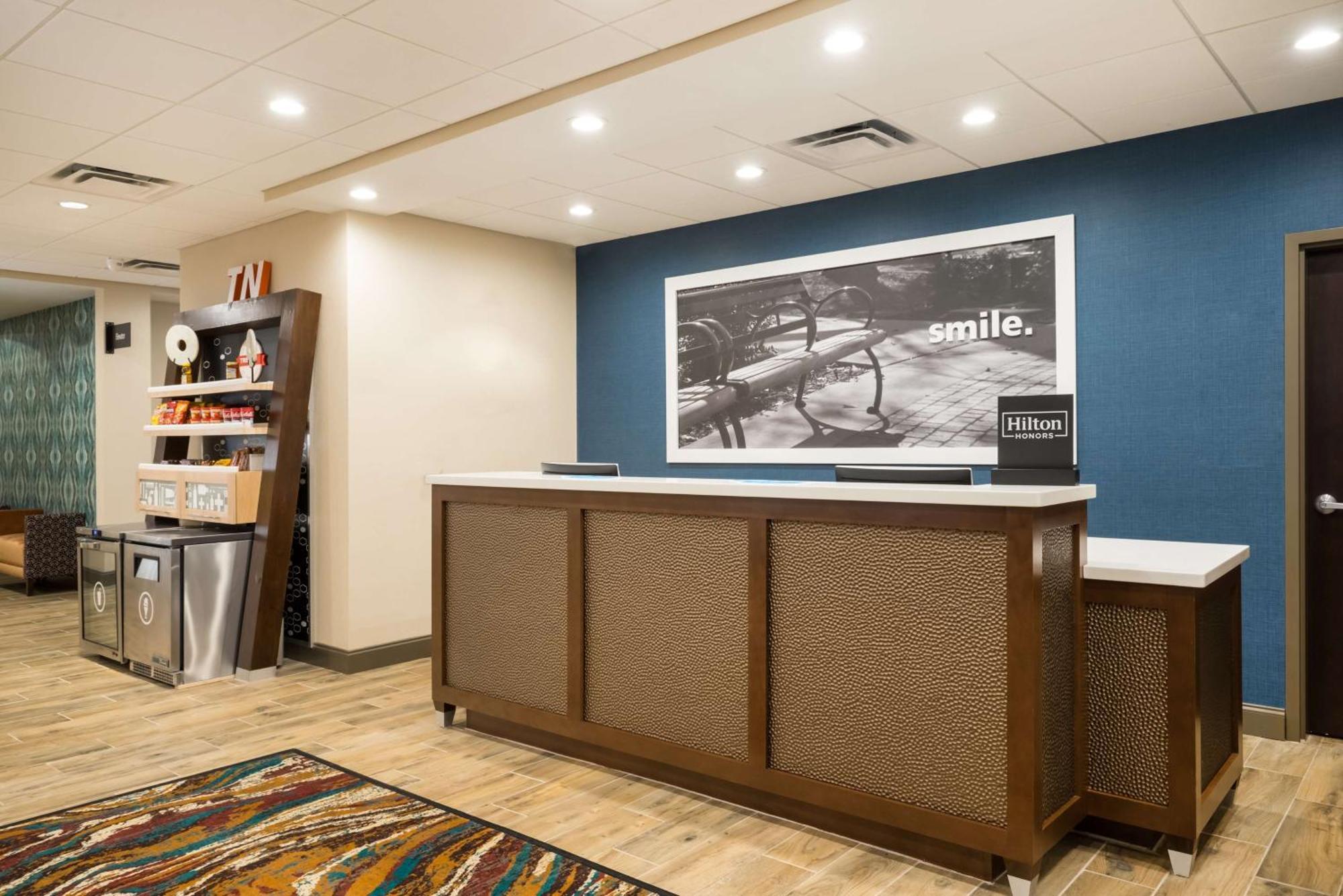 Hampton Inn Newport Esterno foto