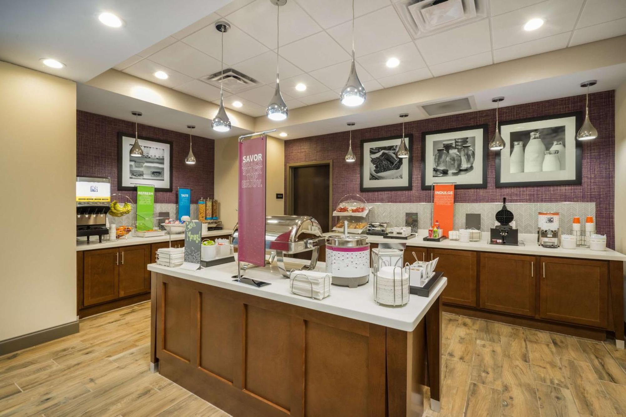 Hampton Inn Newport Esterno foto